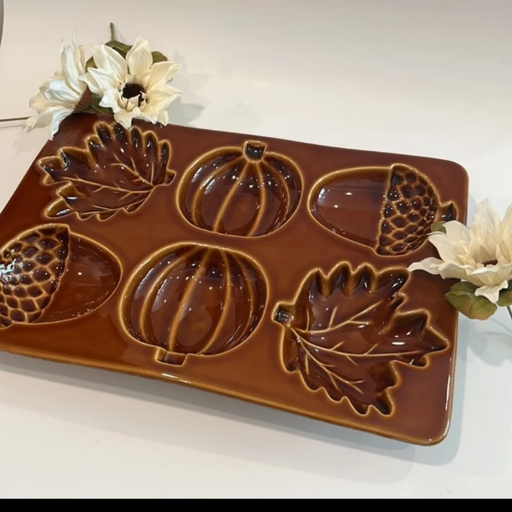 CRATE & Barrel Fall/Autumn‎ Home Tray/Dish featuring Pumpkins, Acorns & Leaves